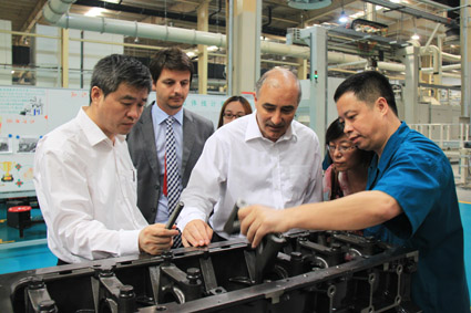 Man Group CEO Dr. Pachta visit China National Heavy Duty Truck Man engine production line (Figure)